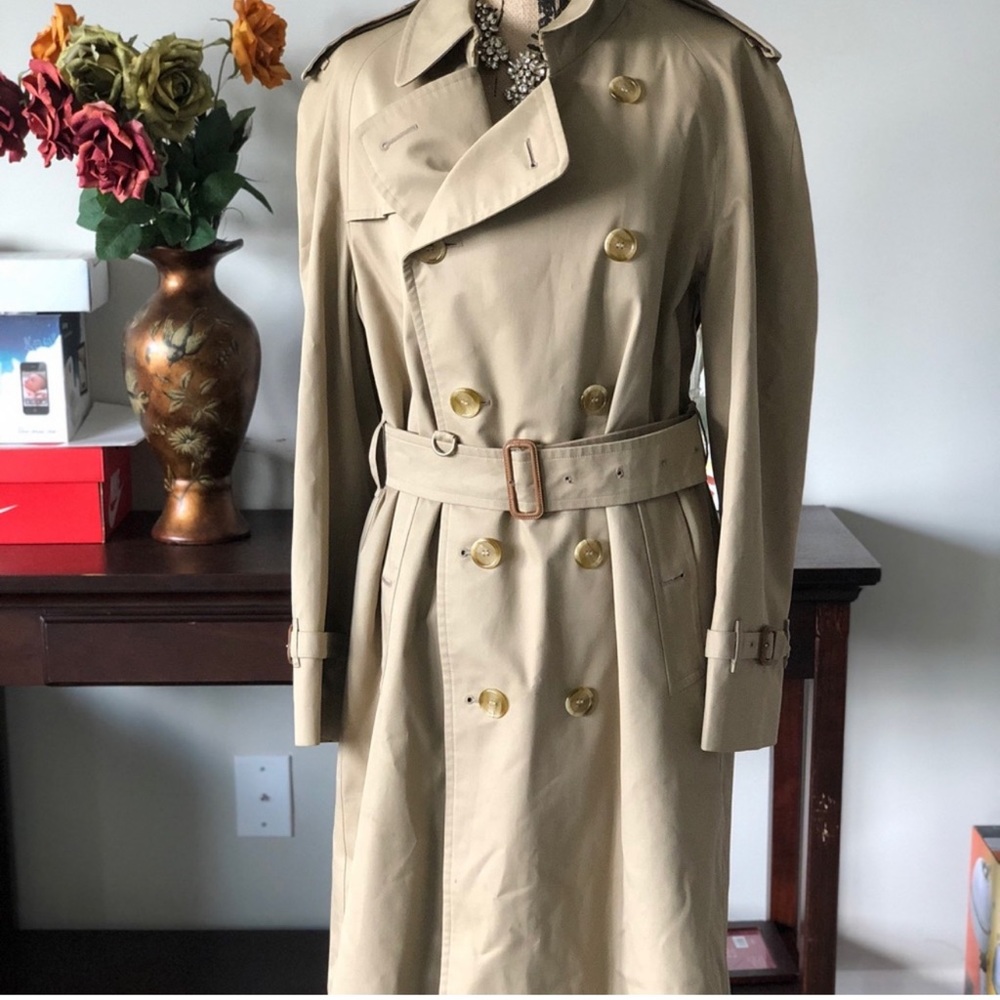 Excellent condition Burberry Trench Coat Authentic
